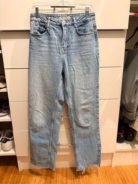 Zara Z1795 high rise straight leg light blue women’s  jeans with raw hem size 4